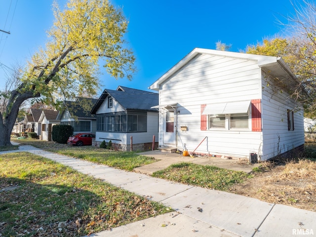 view of front facade featuring a front yard