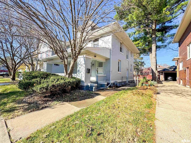 view of front of property with a front yard