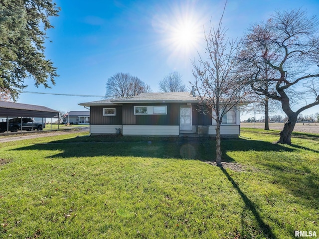 view of front of property featuring a front lawn and a carport