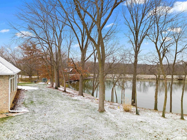 view of yard featuring a water view