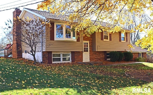 bi-level home featuring a front yard