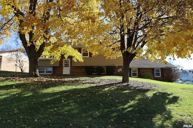 view of front of house featuring a front lawn