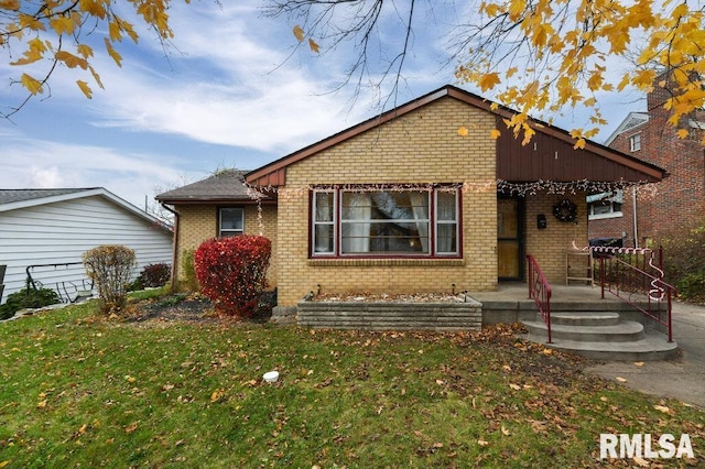 bungalow featuring a front yard