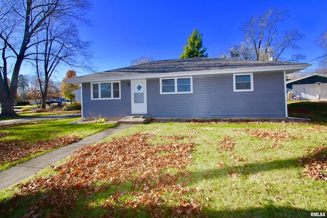 single story home featuring a front lawn