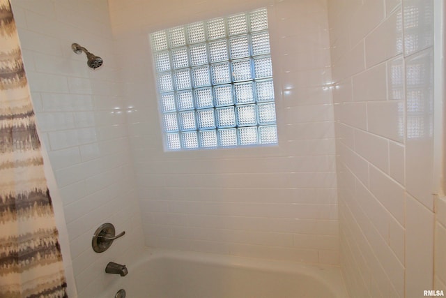 bathroom featuring tiled shower / bath combo