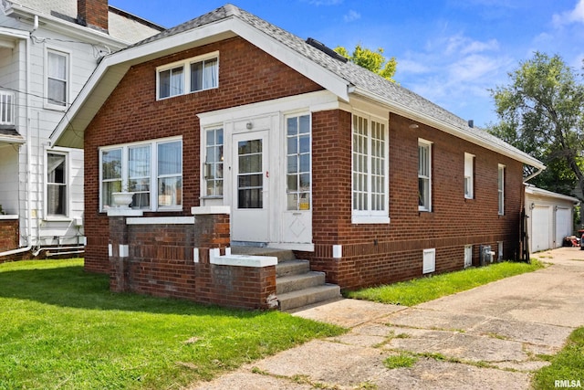 view of front of property featuring a garage and a front yard