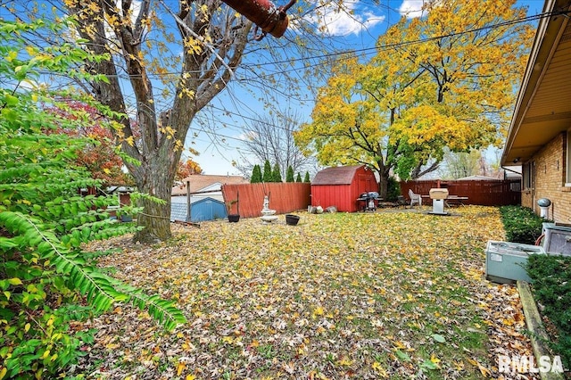 view of yard with a storage unit