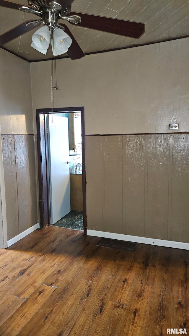 unfurnished room featuring ceiling fan and dark hardwood / wood-style flooring