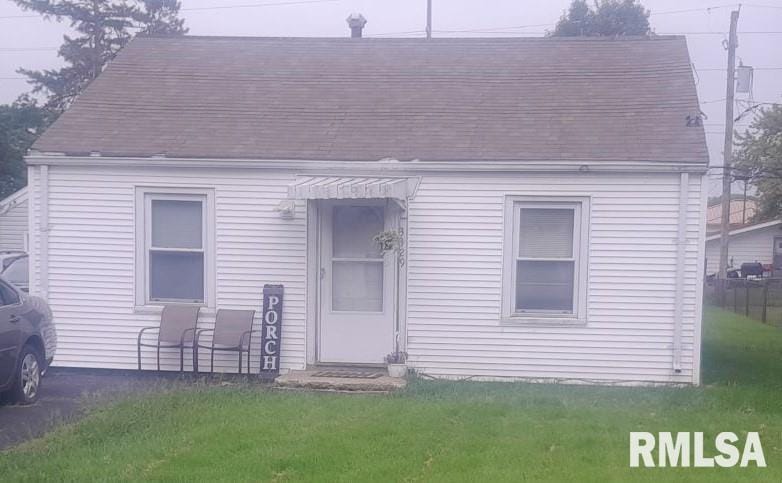 3329 N Stanley St, Peoria, IL 61604 - view of front of house with a front lawn and a shingled roof