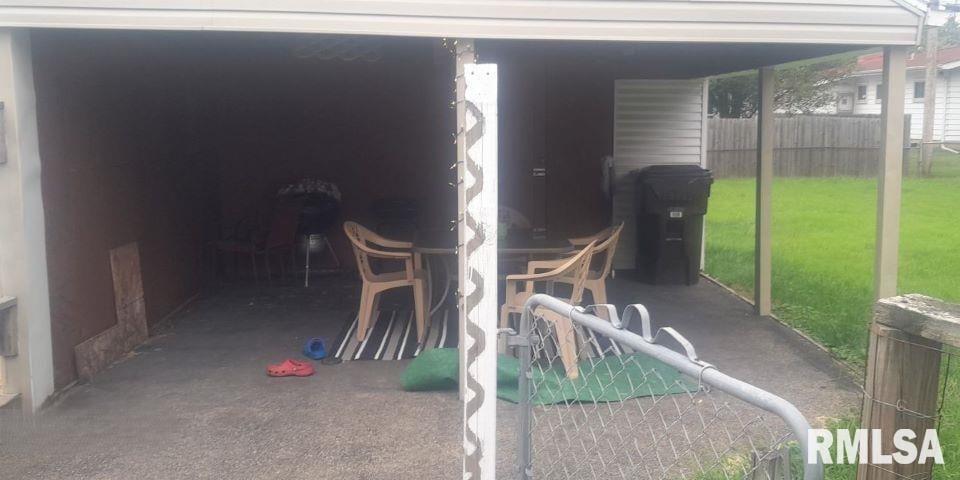 3329 N Stanley St, Peoria, IL 61604 - exterior space