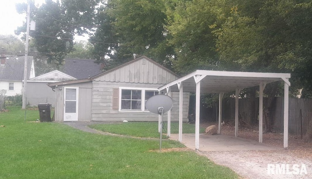 view of front of property featuring a carport and a front lawn