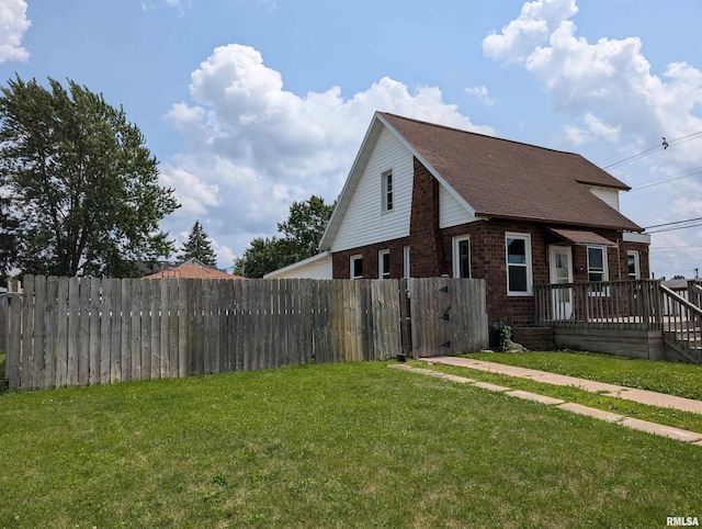 view of front of house featuring a wooden deck and a front yard