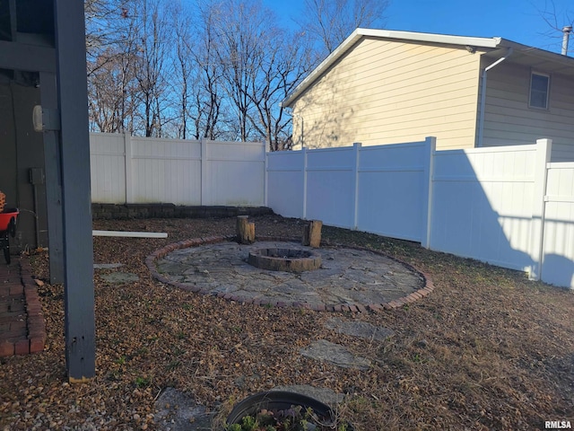 view of yard with a fire pit