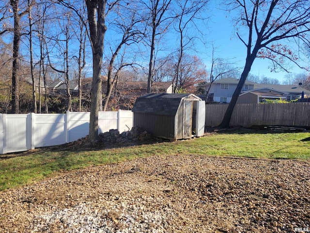 view of yard featuring a storage unit