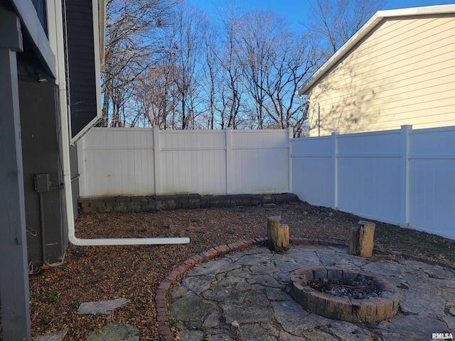 view of yard featuring a fire pit