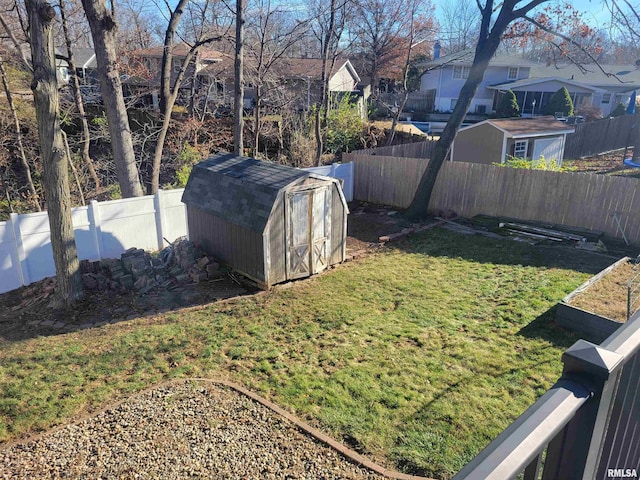 view of yard featuring a shed