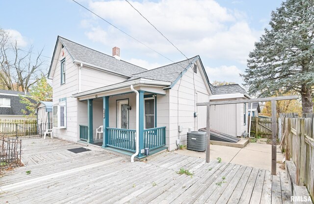 view of front of home featuring a storage shed