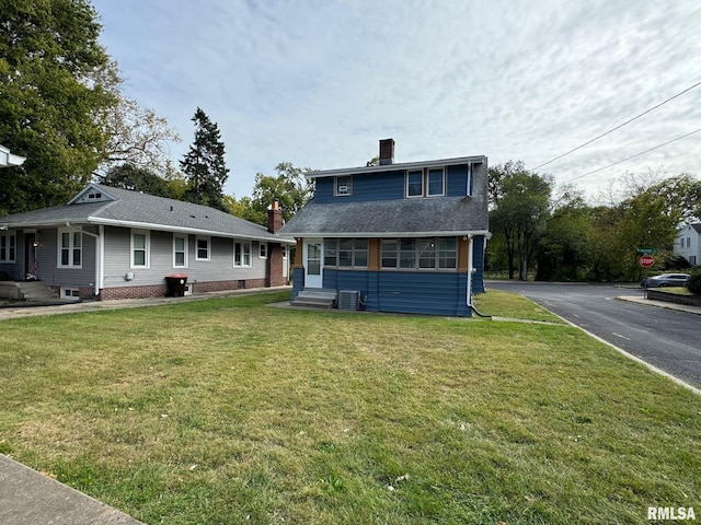 view of front of house with a front lawn