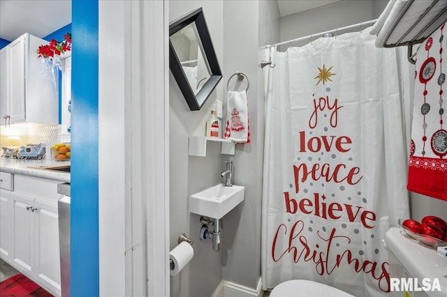 bathroom featuring a shower with shower curtain and toilet