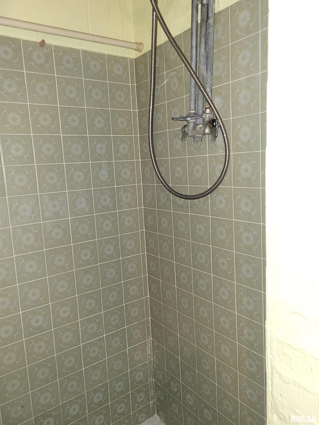 bathroom featuring a tile shower