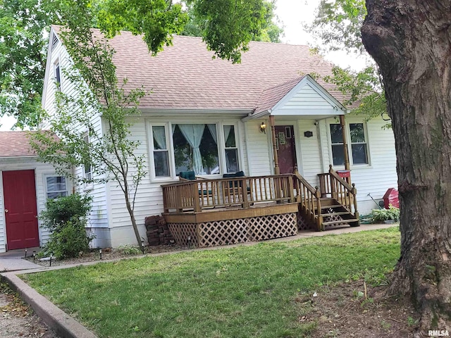 view of front of property with a front yard