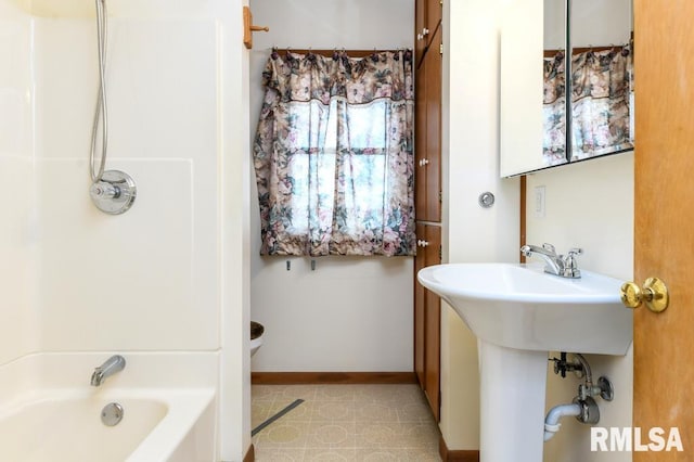 bathroom with sink and tub / shower combination