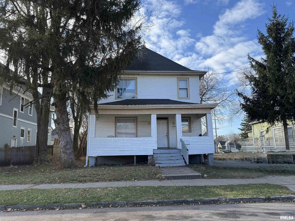 view of front of property featuring covered porch