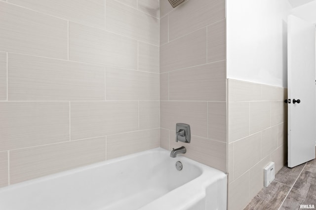 bathroom featuring tiled shower / bath combo