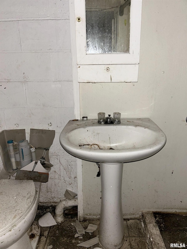 bathroom featuring sink and toilet