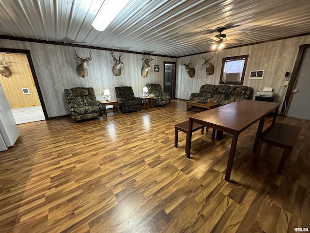 living room featuring hardwood / wood-style flooring, ceiling fan, and ornamental molding