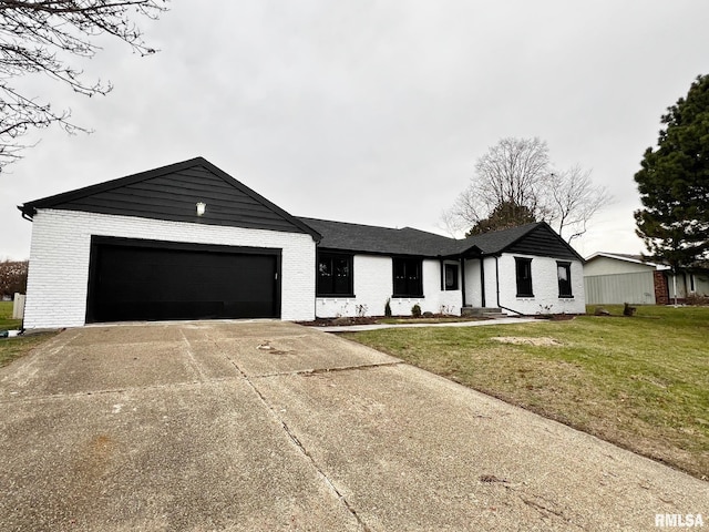 view of front of home featuring a front lawn and a garage