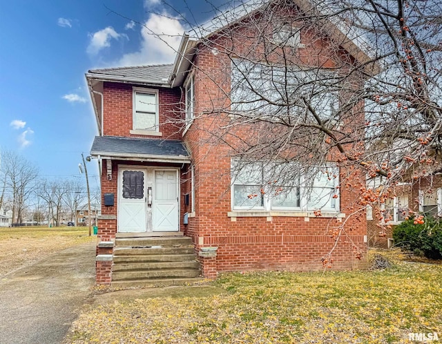 view of front of house featuring a front yard