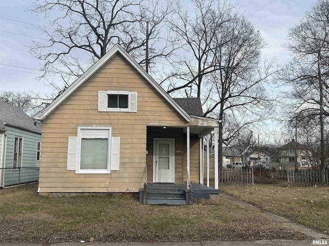 bungalow featuring a front lawn