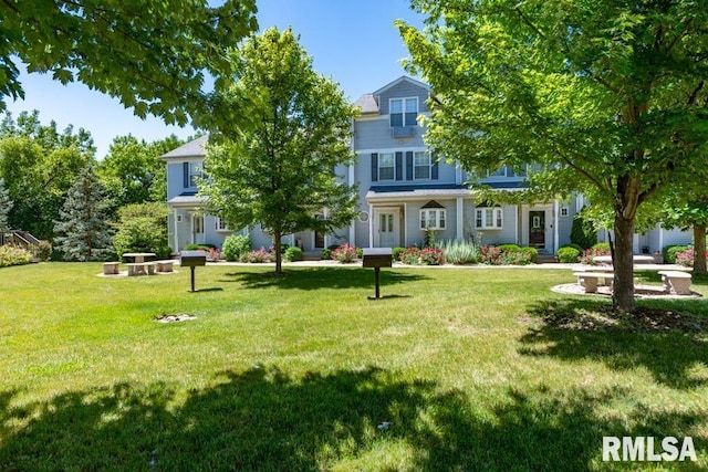 view of front of house featuring a front lawn