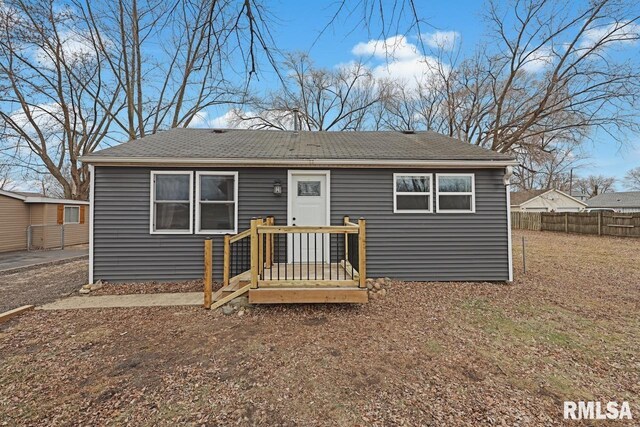 view of front of property featuring a front lawn