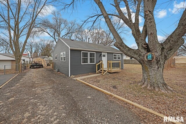 view of front of house featuring a front lawn