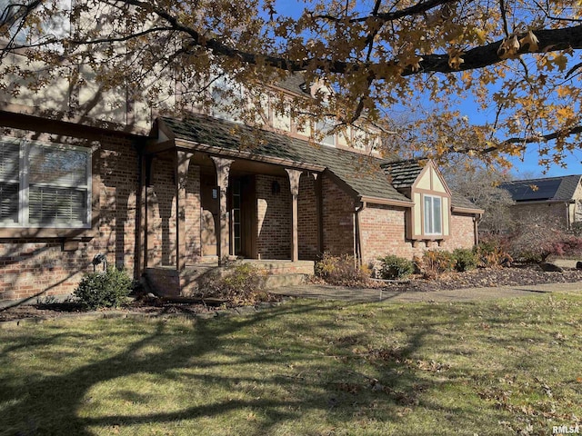 view of front of house featuring a front yard