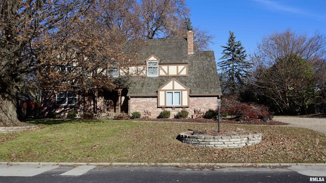 view of front facade featuring a front lawn