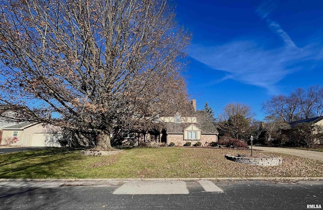 view of front of property featuring a front lawn