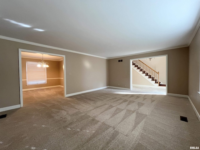 empty room featuring carpet flooring, ornamental molding, and a notable chandelier