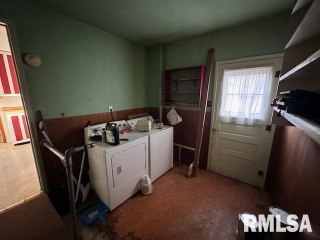 clothes washing area featuring carpet and independent washer and dryer