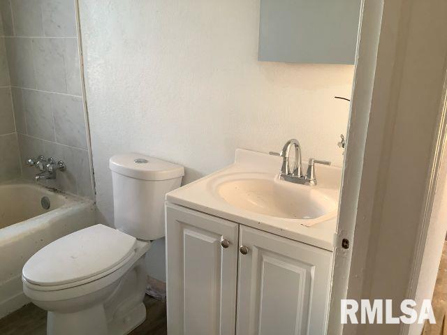 full bathroom with vanity, toilet, and tiled shower / bath