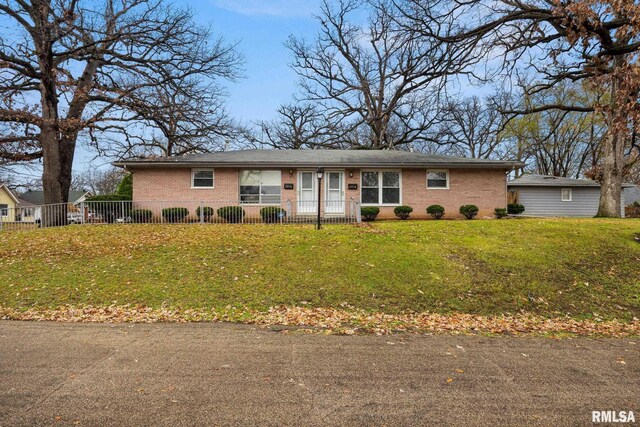 single story home with a front lawn