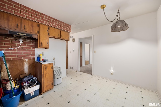 kitchen featuring hanging light fixtures