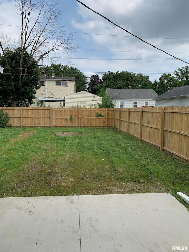 view of yard featuring a patio