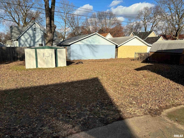 view of yard featuring a storage shed