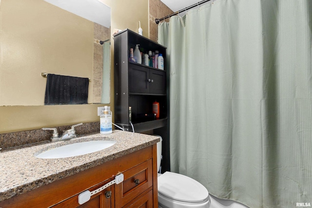 bathroom featuring a shower with shower curtain, vanity, and toilet