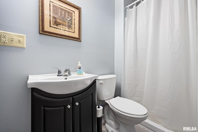 bathroom featuring a shower with curtain, vanity, and toilet