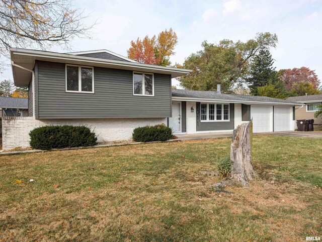 view of front facade featuring a front yard