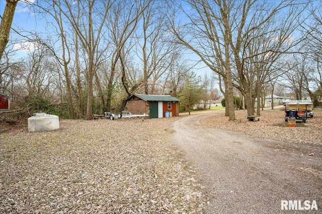 view of yard featuring a storage shed